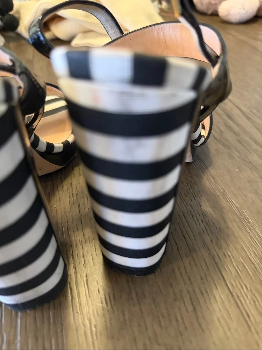 kate spade Black Patent Block Heel Sandals with Striped Heel Sz 7 READ DESC
